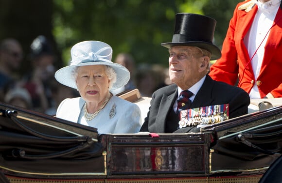 La reine Elisabeth II d'Angleterre, le prince Philip, duc d'Edimbourg - La famille royale d'Angleterre au palais de Buckingham pour assister à la parade "Trooping The Colour" à Londres le 17 juin 2017.