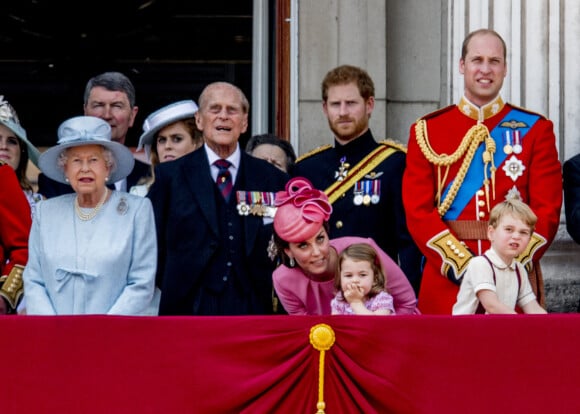 La reine Elisabeth II d'Angleterre, le prince Philip, duc d'Edimbourg, le prince Harry, Catherine Kate Middleton, duchesse de Cambridge, la princesse Charlotte, le prince George et le prince William, duc de Cambridge - La famille royale d'Angleterre au balcon du palais de Buckingham pour assister à la parade "Trooping The Colour" à Londres.