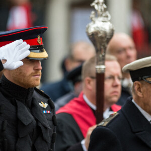 Le prince Harry et le prince Philip, duc d'Edimbourg lors de la cérémonie du "Field of Remembrance" à l'abbaye de Westminster à Londres, le 10 novembre 2016.