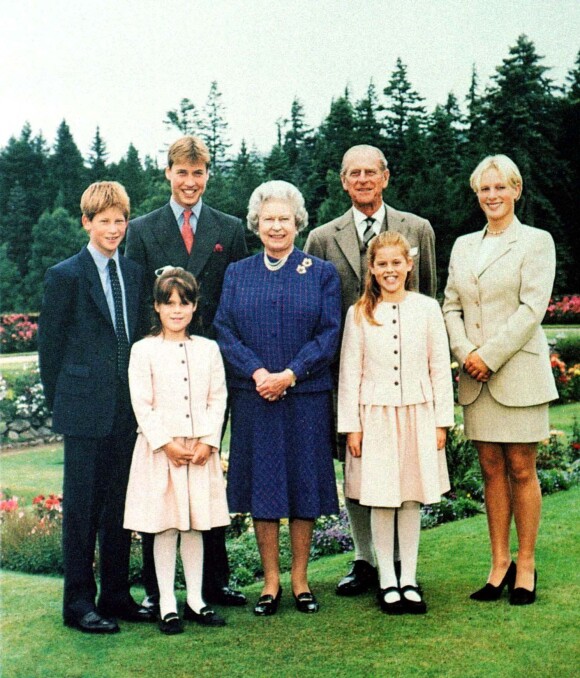 La reine Elizabeth et le prince Philip avec leurs petits-enfants : les princes William et Harry, les princesses Beatrice et Eugenie, et Zara Phillips, à Balmoral en Ecosse, en 1999.