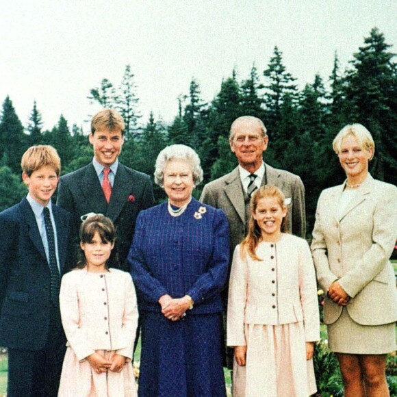La reine Elizabeth et le prince Philip avec leurs petits-enfants : les princes William et Harry, les princesses Beatrice et Eugenie, et Zara Phillips, à Balmoral en Ecosse, en 1999.
