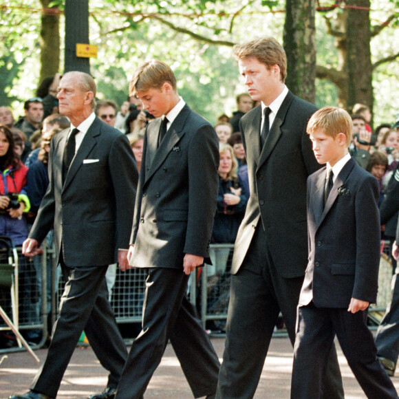 Le prince Philip, duc d'Edimbourg, le prince William, le comteCharles Spencer, le prince Harry et le prince Charles lors de la procession funéraire de la princesse Diana. Le 6 septembre 1997