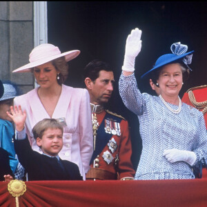 La reine Elizabeth et le prince Philip, le prince Charles, Diana et leurs fils, les princes William et Harry, au balcon de Buckingham lors des célébrations pour le 65e anniversaire de la reine à Londres en 1989.