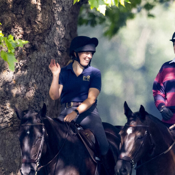 Le prince Andrew se promène à cheval de bon matin à Windsor, le 23 juillet 2021.