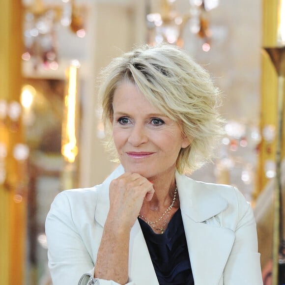 Exclusif - Sophie Davant - Enregistrement de l'émission prime "Affaire conclue" dans les écuries du château de Chantilly, présentée par S.Davant et qui sera diffusée sur France 2 le 15 septembre 2020. Le 9 juillet 2020 © Guillaume Gaffiot / Bestimage