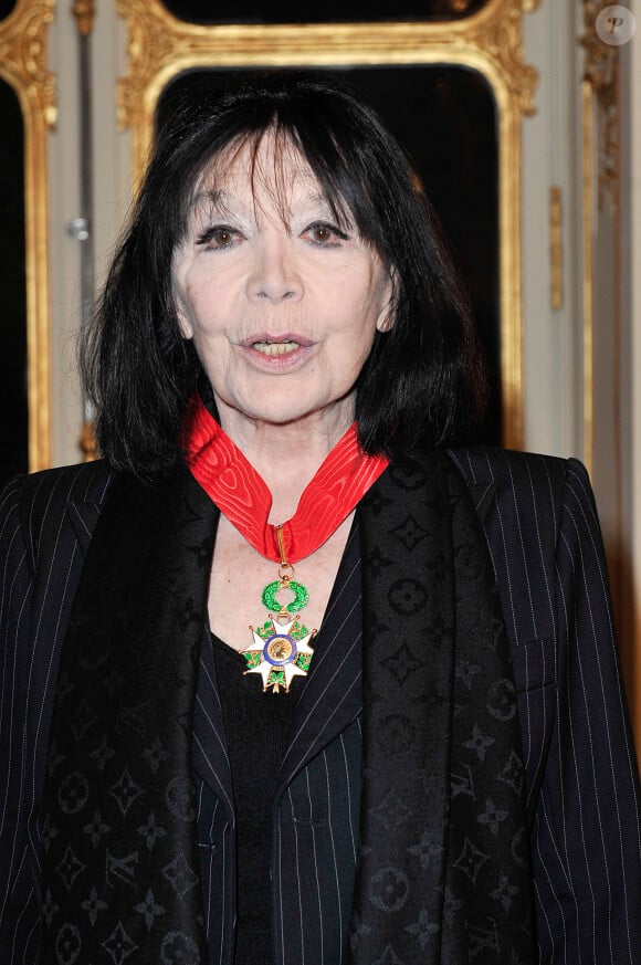 Juliette Gréco reçoit les insignes de Commandeur de l'Ordre national de la Légion d'Honneur lors d'une cérémonie au Ministère de la Culture à Paris le 12 decembre 2012.