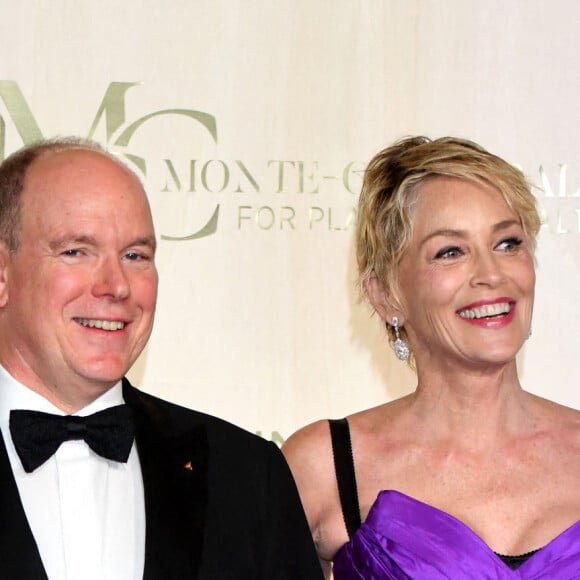 Le prince Albert II de Monaco et Sharon Stone - Soirée du 5ème " Monte-Carlo Gala for Planetary Health " au Palais de Monaco, le 23 septembre 2021. © Bruno Bebert / Bestimage