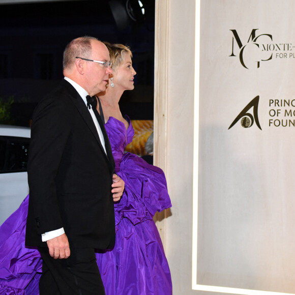 Le prince Albert II de Monaco et Sharon Stone - Soirée du 5ème " Monte-Carlo Gala for Planetary Health " au Palais de Monaco, le 23 septembre 2021. © Bruno Bebert / Bestimage