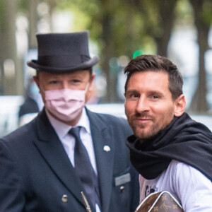 Exclusif - Antonella Roccuzzo (ensemble survêtement noir Adidas) sort de l'hôtel Royal Monceau pour aller faire du shopping chez Zara 