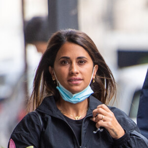 Exclusif -Antonella Roccuzzo (ensemble survêtement noir Adidas) sort de l'hôtel Royal Monceau pour aller faire du shopping chez Zara