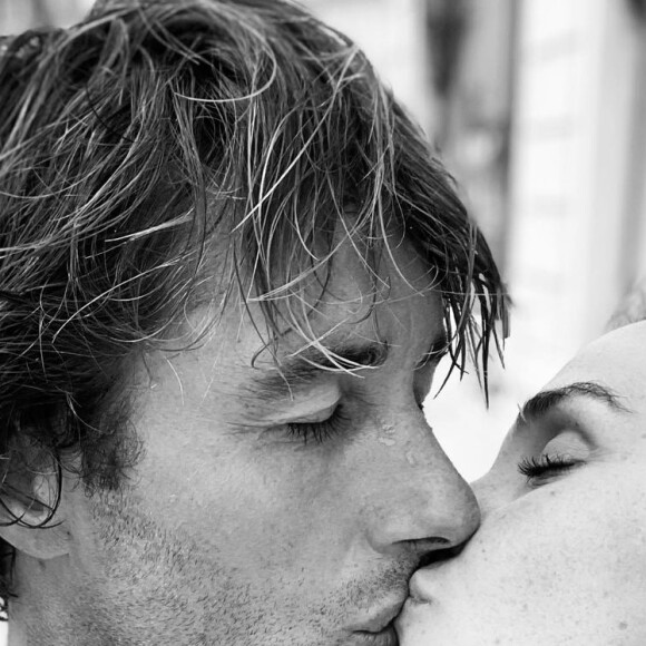 Camille Lou en couple avec Romain Laulhe, ancien sportif professionnel désormais prof de surf.