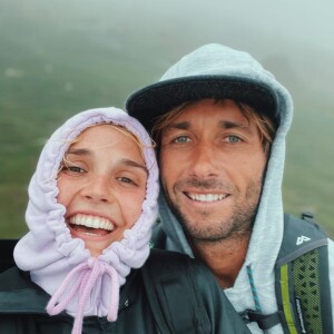 Camille Lou en couple avec Romain Laulhe, ancien sportif professionnel désormais prof de surf.