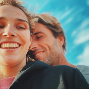 Camille Lou en couple avec Romain Laulhe, ancien sportif professionnel désormais prof de surf.