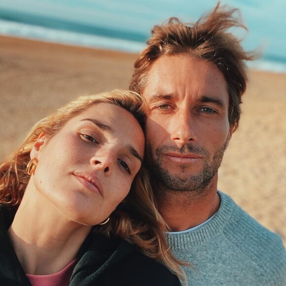 Camille Lou en couple avec Romain Laulhe, ancien sportif professionnel désormais prof de surf.