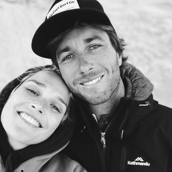 Camille Lou en couple avec Romain Laulhe, ancien sportif professionnel désormais prof de surf.