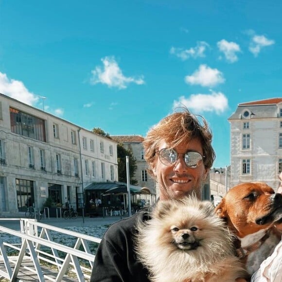 Camille Lou en couple avec Romain Laulhe, ancien sportif professionnel désormais prof de surf.