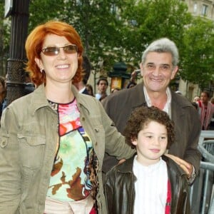 Véronique Genest, son mari Meyer Bokobza et leur fils Sam pour la première du film "Spiderman 2" à Paris.