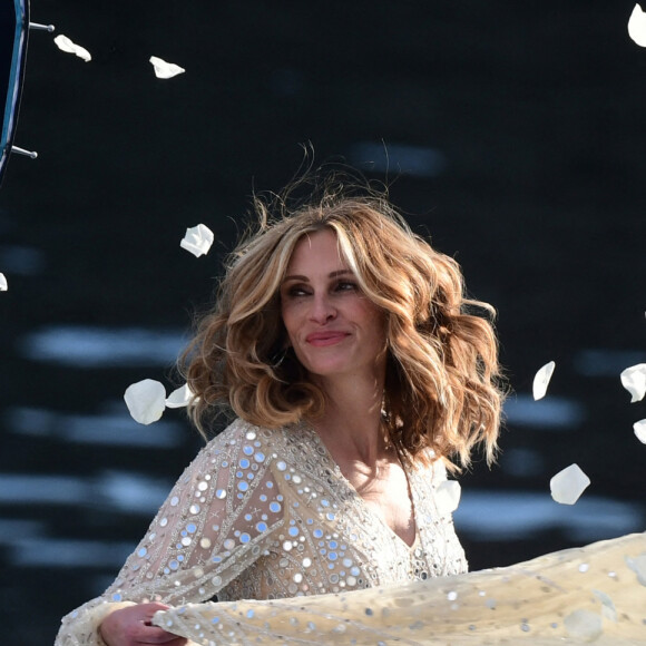 L'actrice américaine Julia Roberts sur le tournage d'une publicité pour Lancôme (sur la péniche Cachemire) sur la Seine à Paris, le 17 septembre 2021.