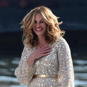 L'actrice américaine Julia Roberts sur le tournage d'une publicité pour Lancôme (sur la péniche Cachemire) sur la Seine à Paris.