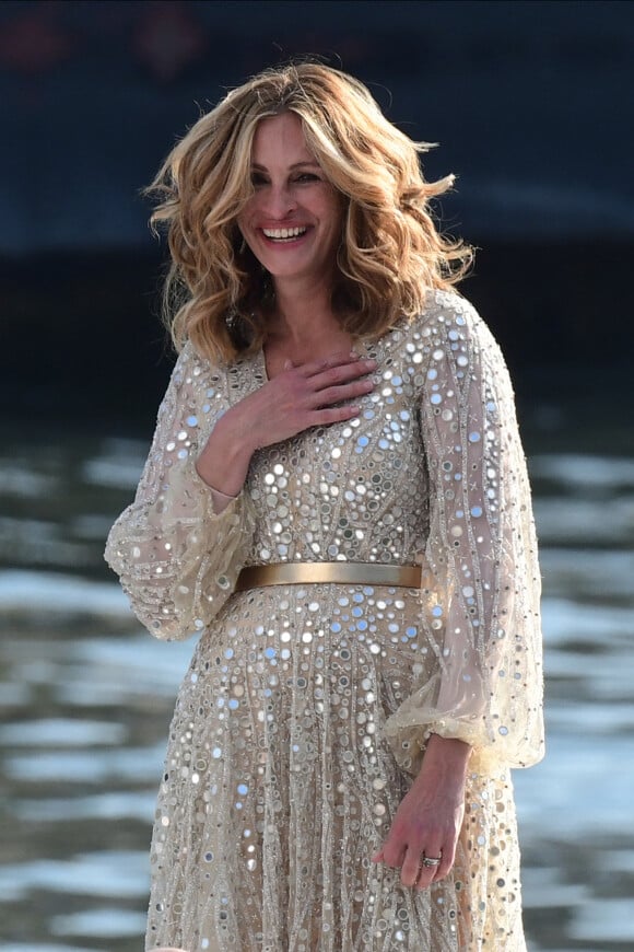 L'actrice américaine Julia Roberts sur le tournage d'une publicité pour Lancôme (sur la péniche Cachemire) sur la Seine à Paris.