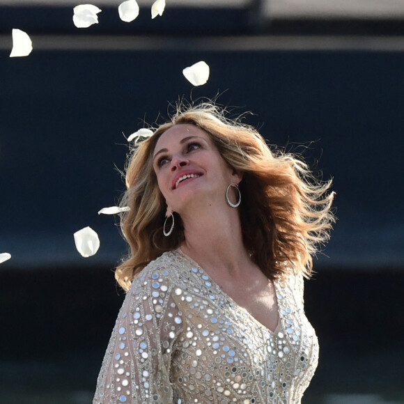 L'actrice américaine Julia Roberts sur le tournage d'une publicité pour Lancôme (sur la péniche Cachemire) sur la Seine à Paris, le 17 septembre 2021.