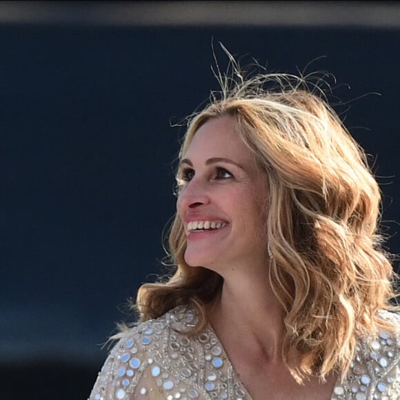 L'actrice américaine Julia Roberts sur le tournage d'une publicité pour Lancôme (sur la péniche Cachemire) sur la Seine à Paris, le 17 septembre 2021.