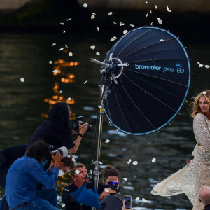 L'actrice américaine Julia Roberts sur le tournage d'une publicité pour Lancôme (sur la péniche Cachemire) sur la Seine à Paris, le 17 septembre 2021.