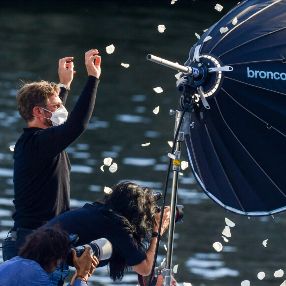 L'actrice américaine Julia Roberts sur le tournage d'une publicité pour Lancôme (sur la péniche Cachemire) sur la Seine à Paris, le 17 septembre 2021.