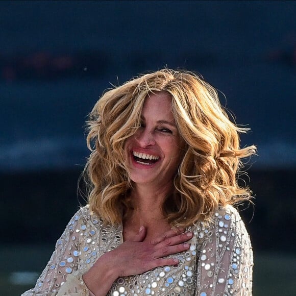 L'actrice américaine Julia Roberts sur le tournage d'une publicité pour Lancôme (sur la péniche Cachemire) sur la Seine à Paris, le 17 septembre 2021.