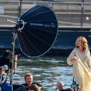 L'actrice américaine Julia Roberts sur le tournage d'une publicité pour Lancôme (sur la péniche Cachemire) sur la Seine à Paris, le 17 septembre 2021.