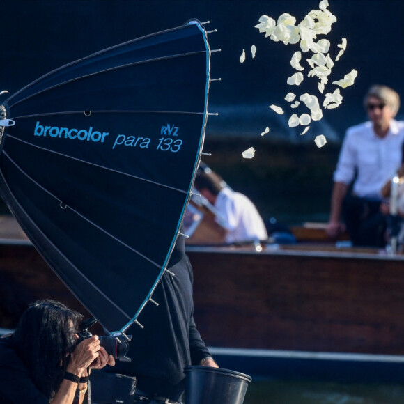L'actrice américaine Julia Roberts sur le tournage d'une publicité pour Lancôme (sur la péniche Cachemire) sur la Seine à Paris, le 17 septembre 2021.