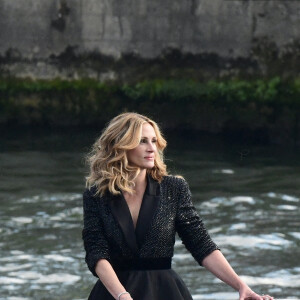 L'actrice américaine Julia Roberts sur le tournage d'une publicité pour Lancôme (sur la péniche Cachemire) sur la Seine à Paris, le 17 septembre 2021.