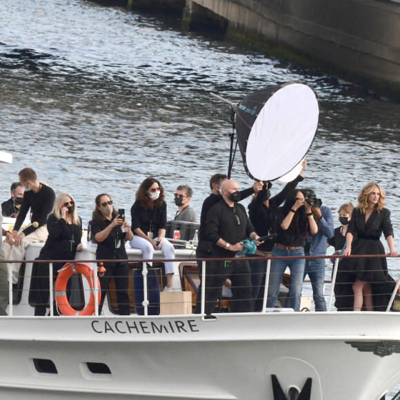L'actrice américaine Julia Roberts sur le tournage d'une publicité pour Lancôme (sur la péniche Cachemire) sur la Seine à Paris, le 17 septembre 2021.