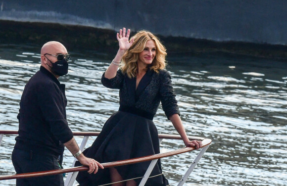 L'actrice américaine Julia Roberts sur le tournage d'une publicité pour Lancôme (sur la péniche Cachemire) sur la Seine à Paris, le 17 septembre 2021.