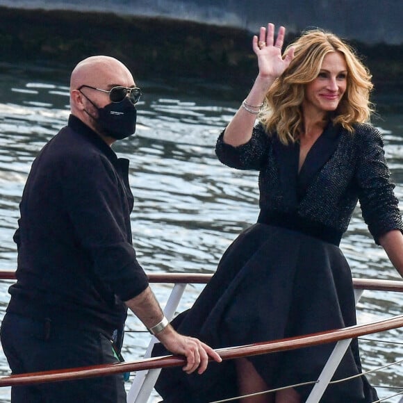 L'actrice américaine Julia Roberts sur le tournage d'une publicité pour Lancôme (sur la péniche Cachemire) sur la Seine à Paris, le 17 septembre 2021.