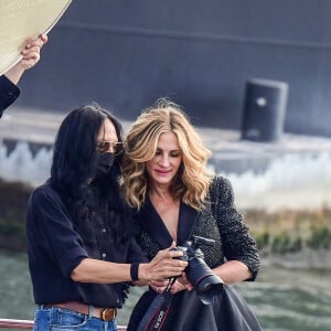 L'actrice américaine Julia Roberts sur le tournage d'une publicité pour Lancôme (sur la péniche Cachemire) sur la Seine à Paris, le 17 septembre 2021.