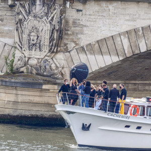 L'actrice américaine Julia Roberts sur le tournage d'une publicité pour Lancôme (sur la péniche Cachemire) sur la Seine à Paris, le 17 septembre 2021.