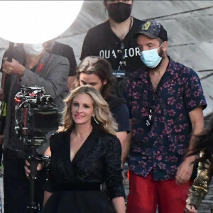 Exclusif - Julia Roberts sur le tournage d'une publicité pour Lancôme sur les quais de Seine à Paris, le 16 septembre 2021, avec Audrey Marnay et Suzy.