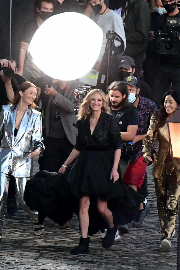 Exclusif - Julia Roberts sur le tournage d'une publicité pour Lancôme sur les quais de Seine à Paris, le 16 septembre 2021, avec Audrey Marnay et Suzy.