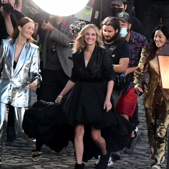 Exclusif - Julia Roberts sur le tournage d'une publicité pour Lancôme sur les quais de Seine à Paris, le 16 septembre 2021, avec Audrey Marnay et Suzy.