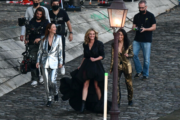 Exclusif - Julia Roberts est sur le tournage d'une publicité pour Lancôme sur les quais de Seine à Paris le 16 septembre 2021 avec Audrey Marnay et Suzy.