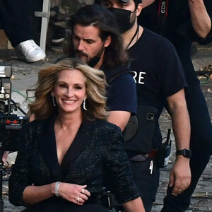 Exclusif - Julia Roberts sur le tournage d'une publicité pour Lancôme sur les quais de Seine à Paris, le 16 septembre 2021, avec Audrey Marnay et Suzy.
