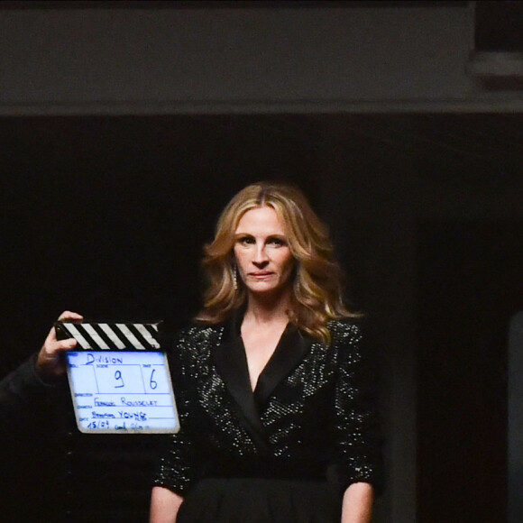 Exclusif - Julia Roberts est sur le tournage d'une publicité pour Lancôme sur une péniche devant le pont Alexandre III à Paris le 15 septembre 2021