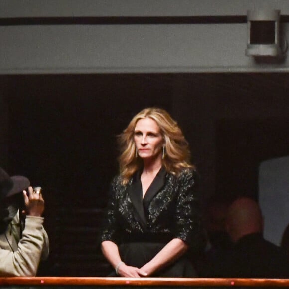 Exclusif - Julia Roberts est sur le tournage d'une publicité pour Lancôme sur une péniche devant le pont Alexandre III à Paris le 15 septembre 2021