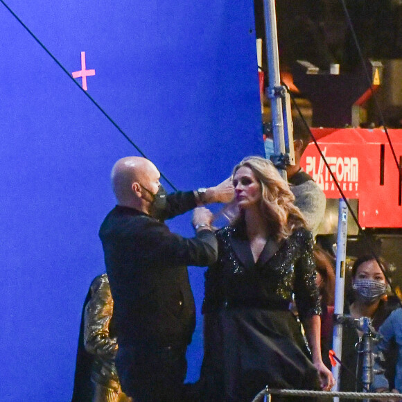 Exclusif - Julia Roberts est sur le tournage d'une publicité pour Lancôme sur une péniche devant le pont Alexandre III à Paris le 15 septembre 2021