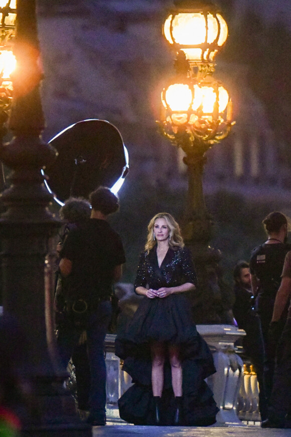 Exclusif - Julia Roberts est sur le tournage d'une publicité pour Lancôme sur une péniche devant le pont Alexandre III, à Paris le 15 septembre 2021