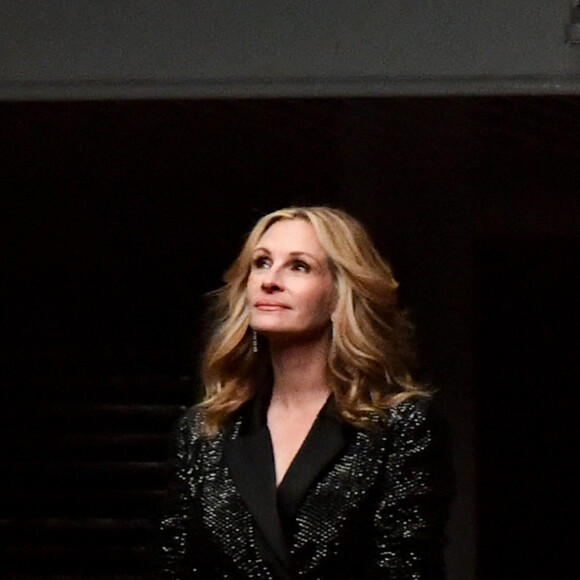 Exclusif - Julia Roberts est sur le tournage d'une publicité pour Lancôme sur une péniche devant le pont Alexandre III à Paris le 15 septembre 2021