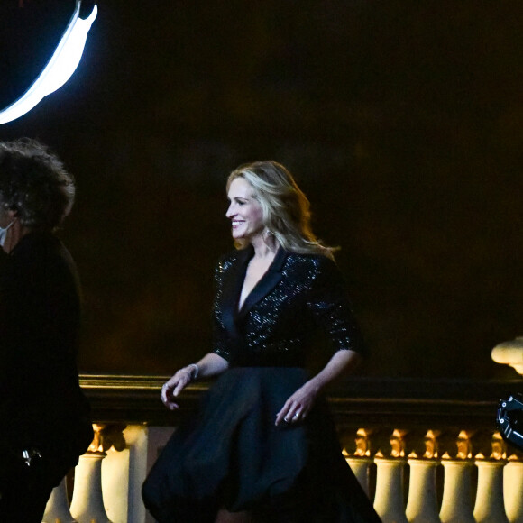 Exclusif - Julia Roberts est sur le tournage d'une publicité pour Lancôme sur une péniche devant le pont Alexandre III à Paris le 15 septembre 2021