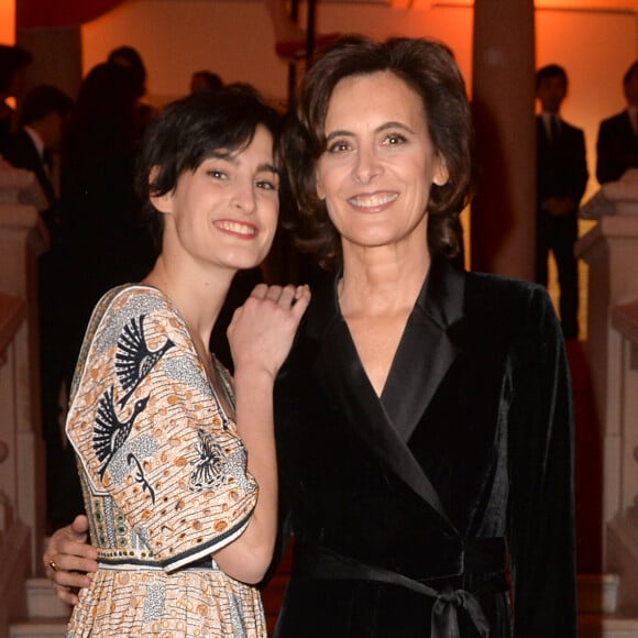 Inès de La Fressange et sa fille Nine d'Urso au dîner de gala international de la mode, à l'occasion de la réouverture des galeries de la Mode avec l'exposition "Harper's Bazaar, premier magazine de mode" au musée des arts décoratifs à Paris. © Veeren-Clovis/Bestimage