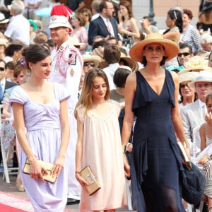 Inès de la Fressange et ses filles Nine et Violette au mariage du prince Albert de Monaco et Charlene Wittstock, à Monaco en 2011.